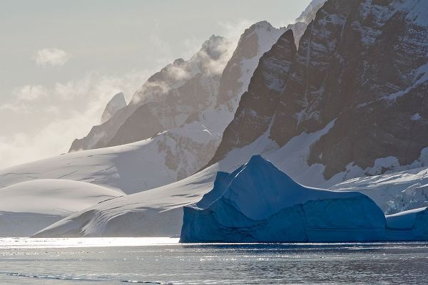Su, Keren 아티스트의 Landscape of snow covered island with iceberg in South Atlantic Ocean-Antarctica작품입니다.